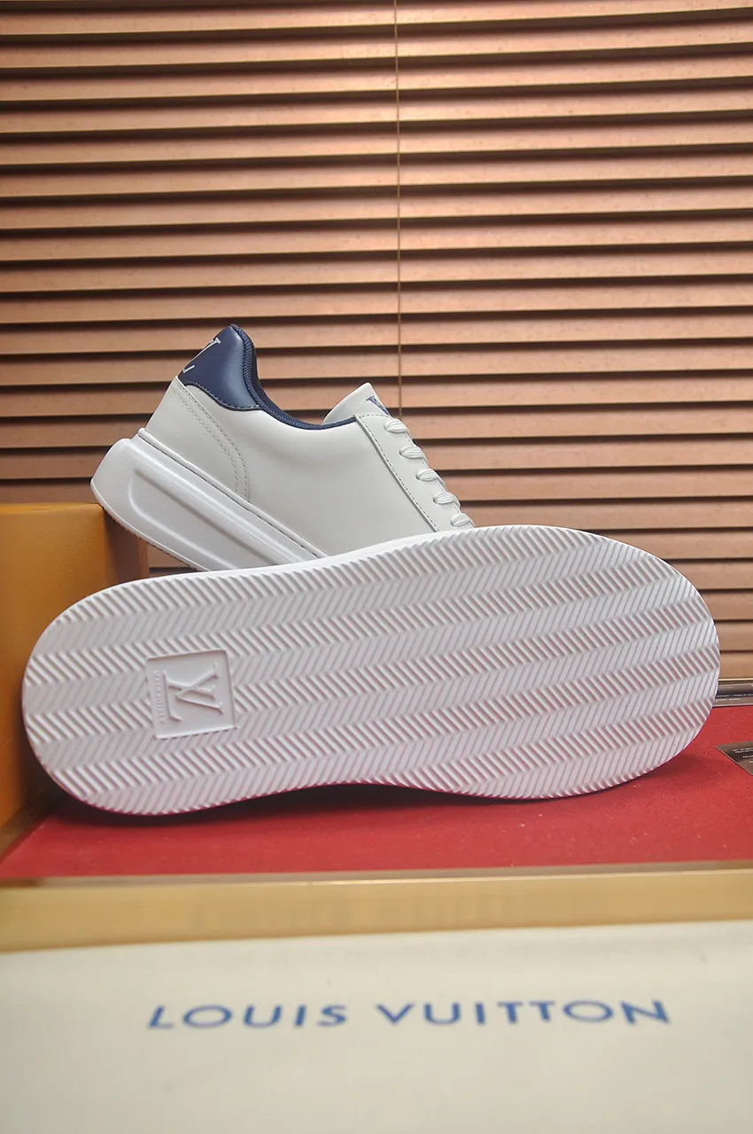Men's men's shoes 💰640💶Original development, quality shipping, welcome to compare - LV sneaker series sports shoes introduce the loose silhouette of the ready-to-wear series into the spring and summer men's wear shows and make an eye-catching appearance. The cow leather upper is combined with rough fabric laces, and colorful beading highlights the brand's classic elements. LV letters mark the tongue and Monogram floral outsole. Mixed materials Made of top-grain cowhide, thick shoelace design, large Monogram print on the side, mesh lining and cotton feet, the comfort is as extreme as ever, premium heritage, quality first, worth owning! Size: Men’s 38-45 (45 is custom-made and cannot be returned or exchanged)